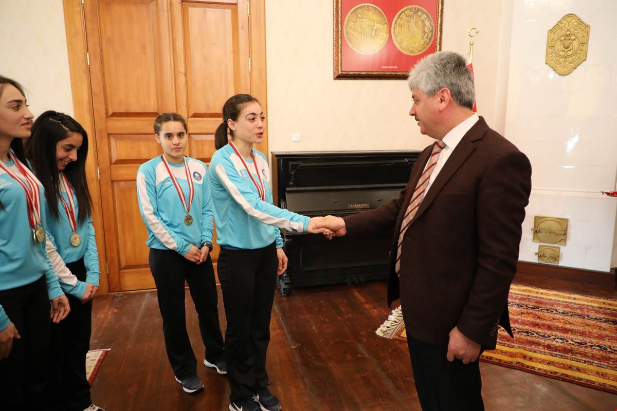 Orhangazi Temel Lisesi’nin Başarılı Sporcularından Kars Valisine Ziyaret
